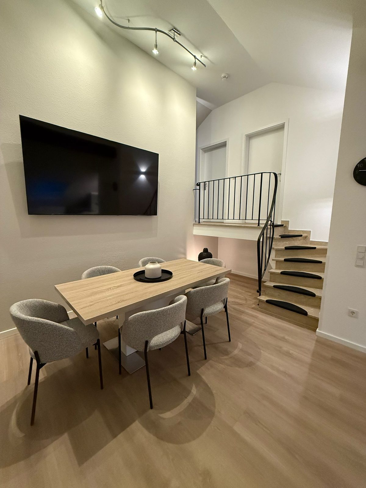 Essbereich mit Treppe nach Innenausbau